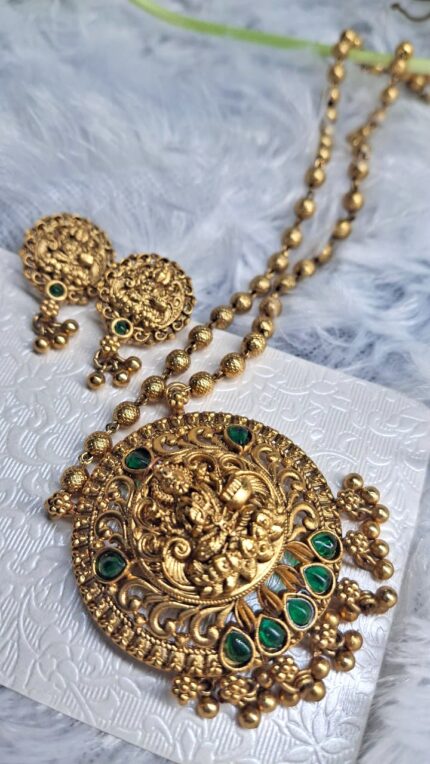 Intricate Pendant Set with Emerald Green Highlights by Zara Jio